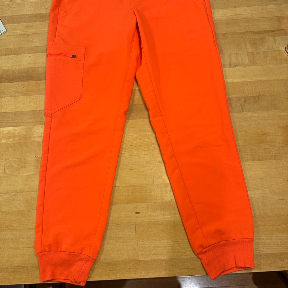 FIGS fireside SP caterina top, XSP Zamora joggers - Picture 4 of 6